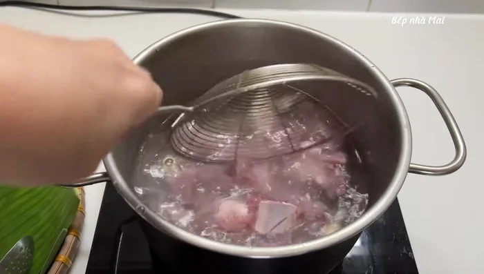 Blanch the pork ribs in boiling water, wash, and then cook them with seasoning powder, salt, and shallots for about 45 minutes over medium heat.