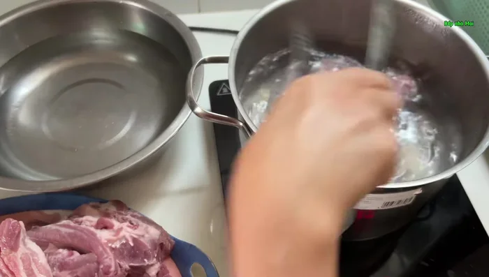 Blanch pork ribs and pork belly in boiling water for a few minutes to remove impurities. Then boil again for 3-4 minutes with shallots for aroma. Immediately transfer to a bowl of ice water to prevent discoloration.