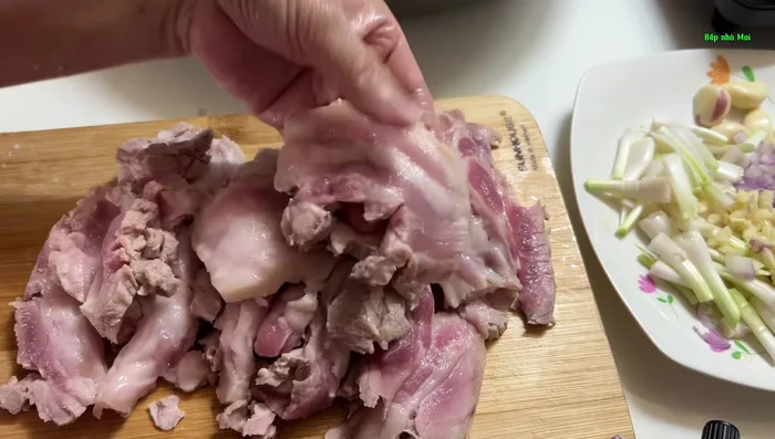 For the grilling marinade, use a thinner consistency. For the frying marinade, use fish sauce, sugar, salt, seasoning powder, MSG, and cooking oil.