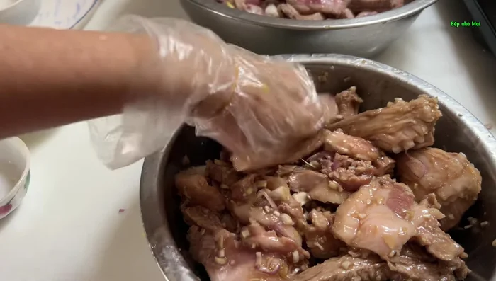Marinate the beef shank with seasoning powder, MSG, soy sauce, and cooking oil. Add whole garlic cloves and boil until tender.