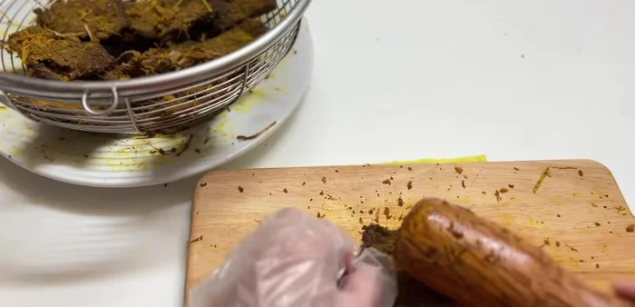 While still hot, pound the beef lightly with a pestle to tenderize it.