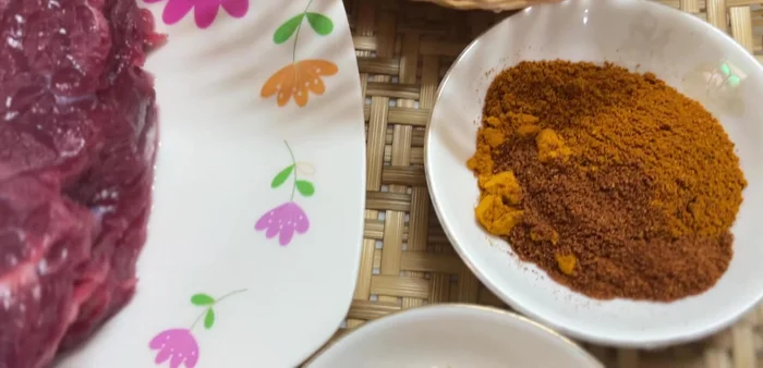 Prepare marinade: Blend shallots, ginger, lemongrass, garlic, turmeric, curry powder, five-spice powder, seasoning powder, salt, sugar, and MSG. (Alternatively, finely chop and crush ingredients if no blender is available).