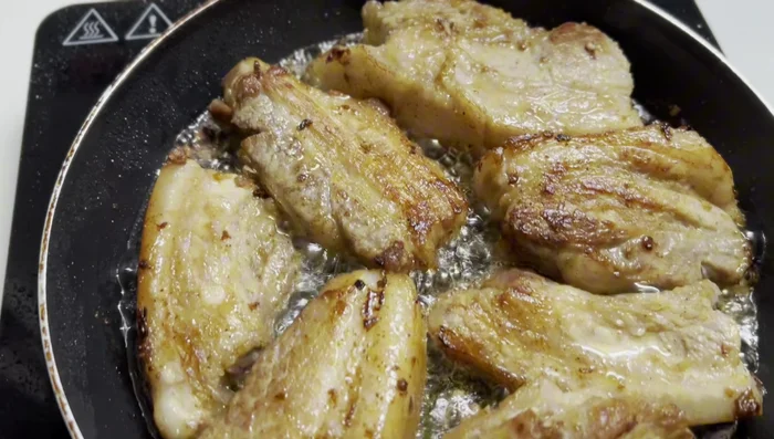 Remove the pork belly from the pan. Add seasoning sauce to the pan and remove excess oil.