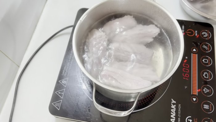 Boil the pork belly for about 3 minutes with a little MSG and salt. Remove from the heat and put it in a bowl of cold water.