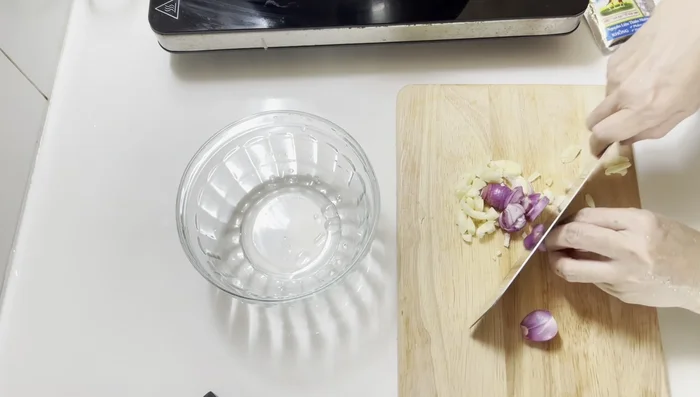 Mince shallots and garlic. Prepare the marinade by combining minced shallots, garlic, sugar, soy sauce, cooking oil, five-spice powder, and fish sauce. Stir well.