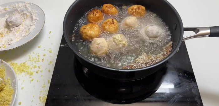 Heat oil in a pan and fry shrimp balls until golden brown, flipping halfway through.