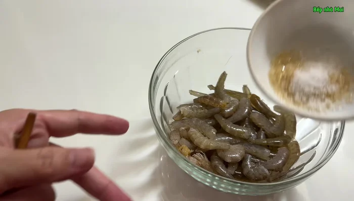 Marinate the shrimp with sugar, salt, and MSG for about 30 minutes. Then stir-fry until cooked.