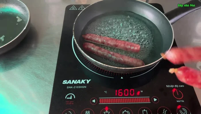 Boil the Chinese sausage in water for 5 minutes, drain, then pan-fry in a dry pan until golden brown.