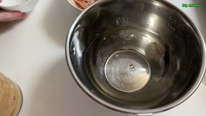 Soak shredded carrots and white radish in vinegar water for 10-15 minutes, then rinse with cold water.