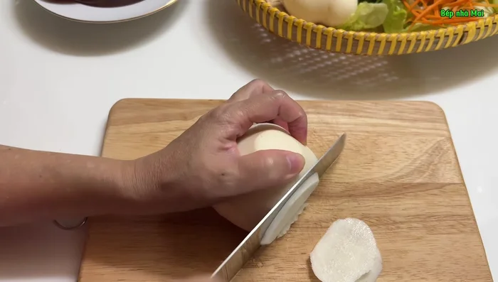 Slice cassava thinly. (For older cassava, stir-fry; for young cassava, simply slice).