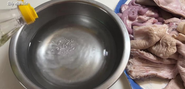 Wash the large intestines again with cold water and a little vinegar, cutting them in half. (107.04)