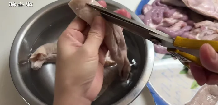 Cut and clean the large intestines, removing excess fat. (126.88)