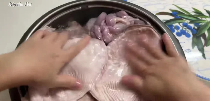Cut and clean the pig stomach. (171.36)
