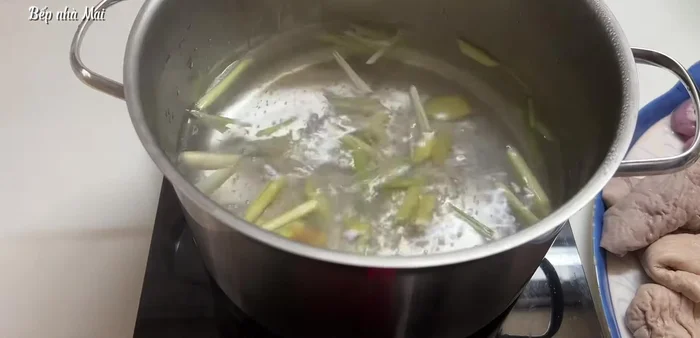 Boil the pig intestines with ginger and lemongrass for about 10 minutes. Then transfer to cold water and drain. (209.519)