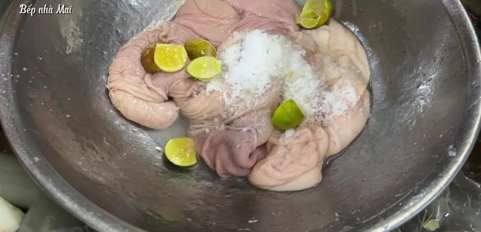 Clean the intestines thoroughly with salt and lemon. (17.48)