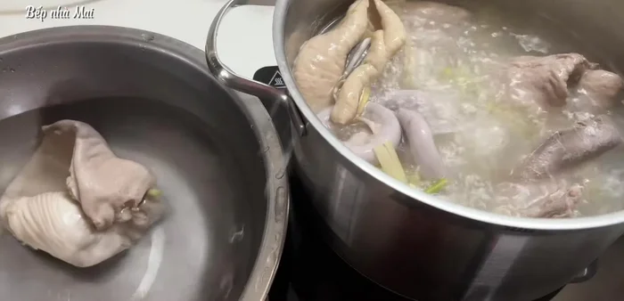 Cut the intestines into bite-sized pieces. (278.919)