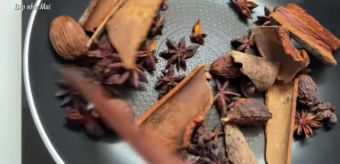 Stir-fry cinnamon, cardamom, and other spices over low heat for about 15 minutes. (294.68)