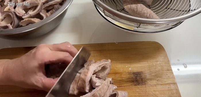 Marinate the intestines with garlic, lemongrass, soy sauce, sugar, seasoning powder, salt, MSG, five-spice powder, and curry powder for about 2 hours. (302.88)