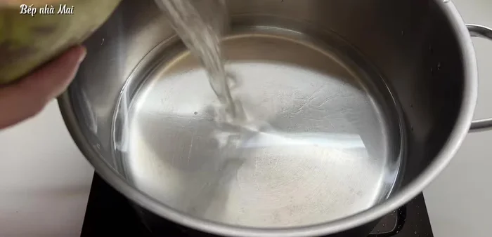 Prepare a pot of water (1 liter of filtered water and fresh coconut water) with cardamom and star anise. (403.479)