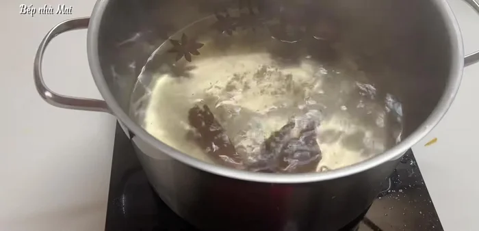 Add the marinated intestines to the pot, bring to a boil, then simmer on low heat for about 1 hour. (433.16)