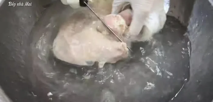 Boil the intestines with fish sauce to remove any bad smell. Wash and scrape them clean. (73.92)