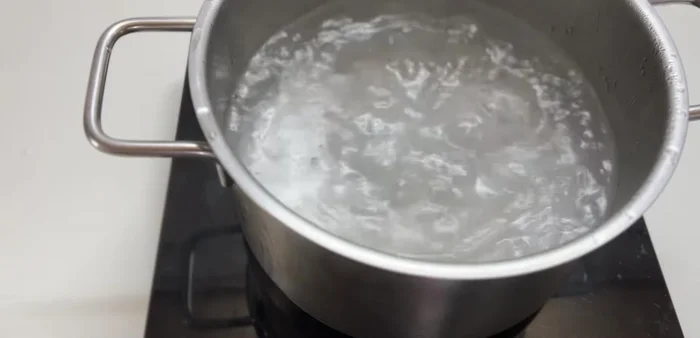 Boil the tripe in fresh water with salt and seasoning powder for about 30 minutes. Add sliced shallots and ginger.
