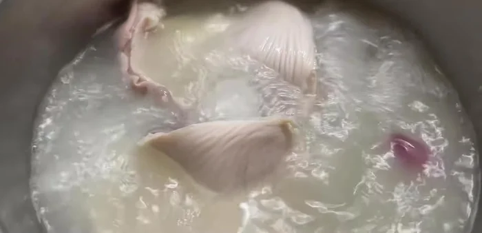 Turn off the heat and let the tripe sit for another 30 minutes. Then transfer to cold water to prevent discoloration.