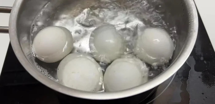 Boil the duck eggs for 10 minutes, then peel them.