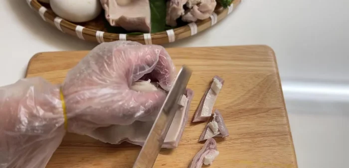 Cut the boiled tripe into bite-sized pieces.
