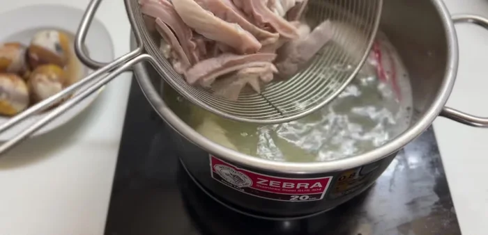 Add the tripe to the broth and simmer for 5 minutes.