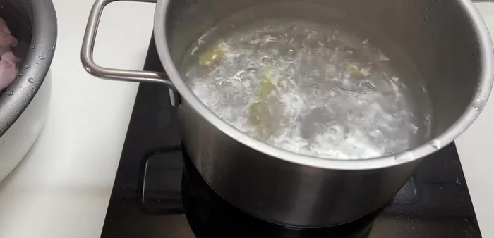 Blanch the tripe in boiling water with ginger and salt.