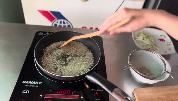 Heat oil in a pan, fry minced garlic until golden brown. Set aside some of the garlic oil.