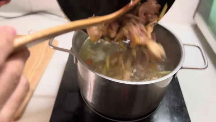 Season the chicken broth with salt, sugar, MSG, and seasoning powder.