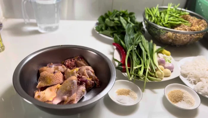 Marinate the chicken with fish sauce, cooking oil, salt, sugar, MSG, and seasoning powder for 30 minutes.