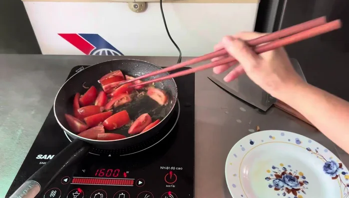 Stir-fry tomatoes and shallots until fragrant.
