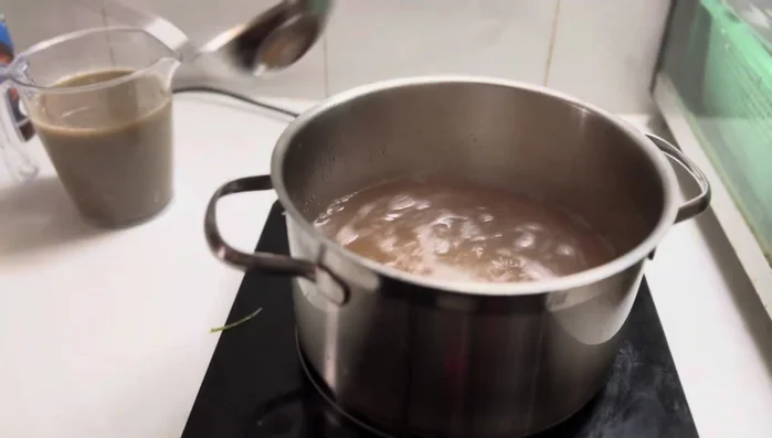 Combine all elements into the broth: Add crab water, tomatoes, and boiled blood tofu.