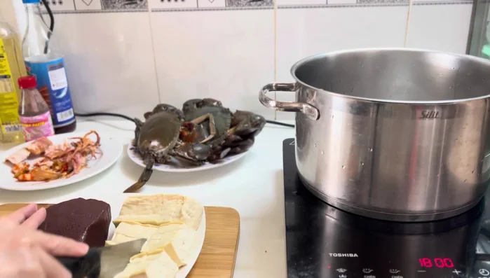 Cut and fry blood tofu. Alternatively, boil it for a few minutes before adding to the broth.