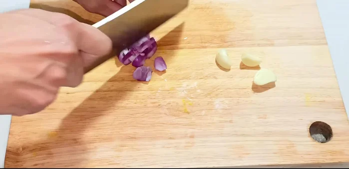 Chop the shallots and garlic.