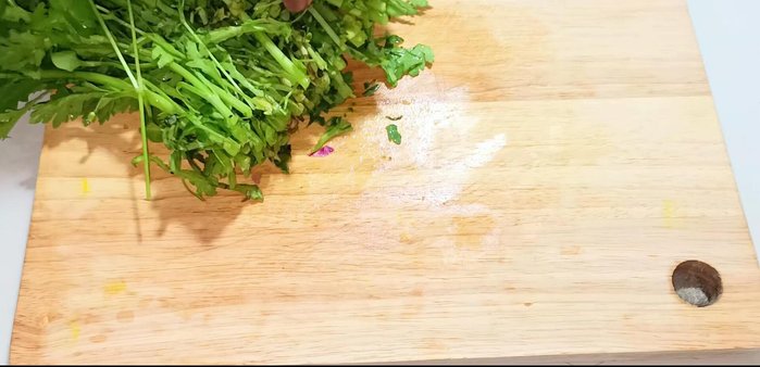 Cut off the old, hard corner from the bottom of the water spinach. Cut the water spinach into 4-5cm pieces.