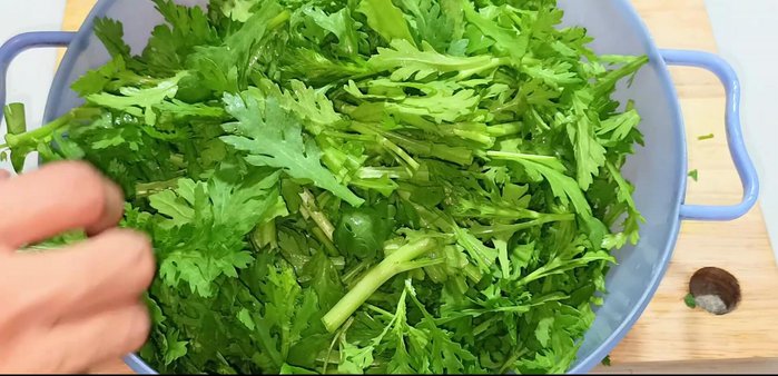 Wash the water spinach thoroughly until the water is clean. Remove damaged leaves.