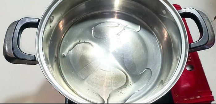 Heat cooking oil in a pot over medium heat. Add the shrimp and stir-fry until fragrant and turns red.