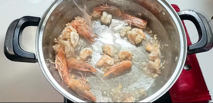 Add 1 liter of water to the pot. Bring to a boil, then remove the shrimp heads.