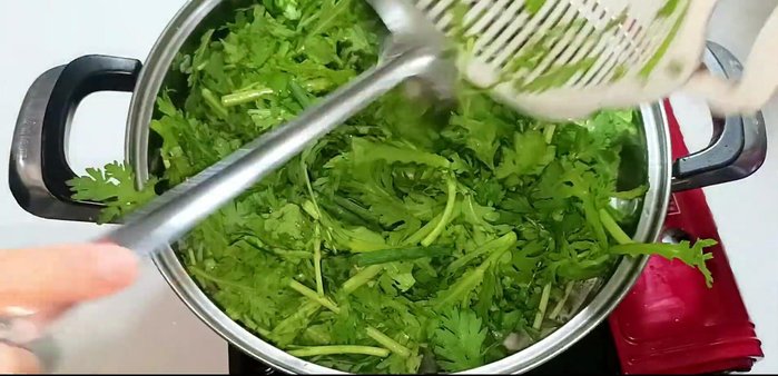 Add the prepared water spinach to the pot, stir well, and cover to let it boil again. Once boiling, open the lid and stir evenly to ensure even cooking. Turn off the heat immediately.