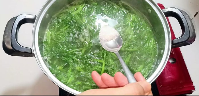 Season the soup with 1 tbsp seasoning powder, 1/3 tsp sugar, 1/3 tsp sweet powder, 1 tsp salt, 1/3 tsp ground pepper, and green onions. Stir well to dissolve the spices.