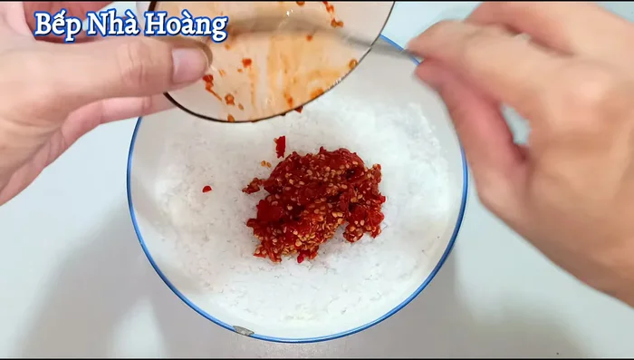 Combine the coarse salt, ground chili, and MSG in a bowl.