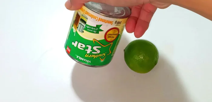 Prepare your ingredients: a lemon and 4 tablespoons of milk.