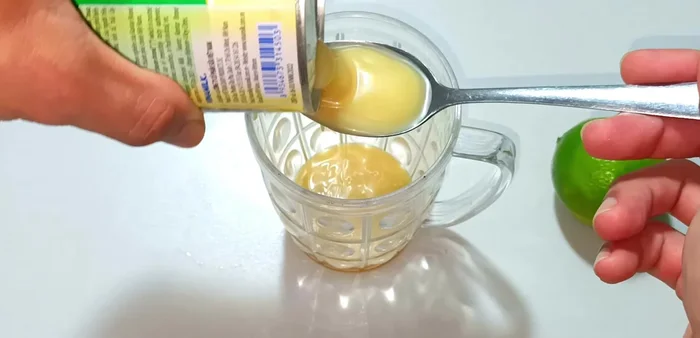 Cut the lemon and extract 10ml of lemon juice. Remove any seeds.
