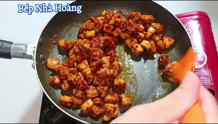Fry until the sauce evenly coats the pork fat. Turn off the heat.