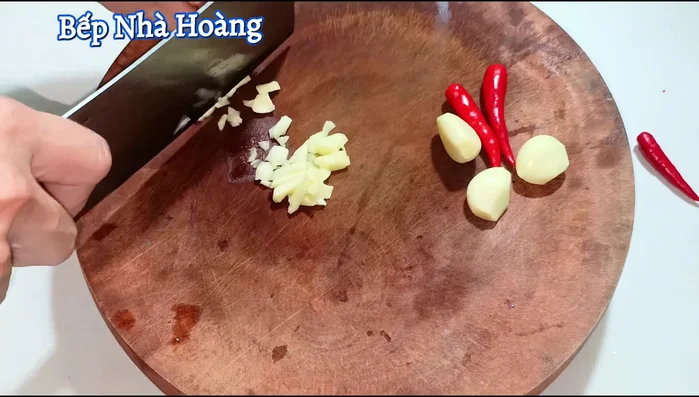 Finely chop the chili peppers.