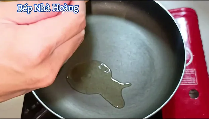 Heat 3 tablespoons of pork fat (or cooking oil) in a pan. Once hot, add the minced garlic and chili peppers.